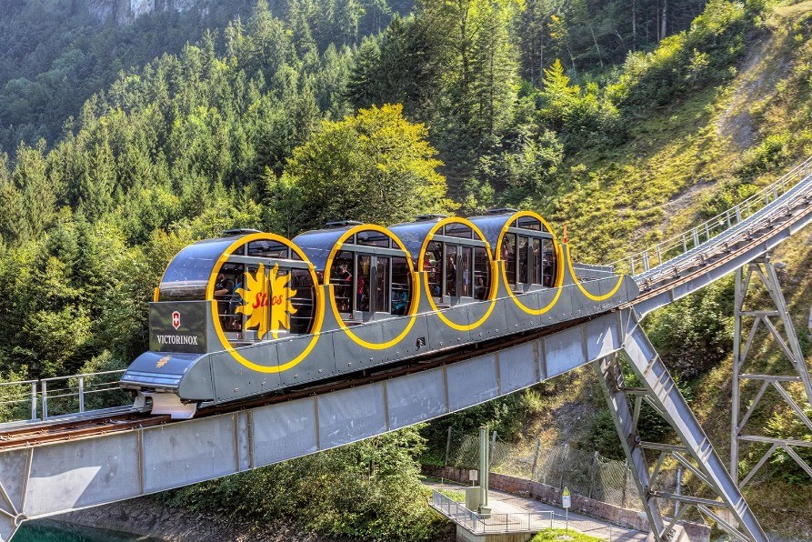 307816-قطار-ستوسبان-فى-سويسرا.jpeg