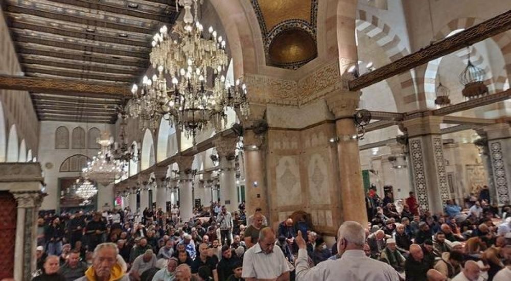 حشود كبيرة تؤدي صلاة الفجر في المسجد الأقصى