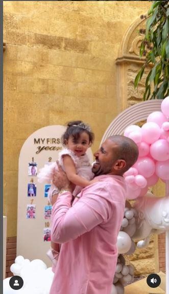 شاهد: أحمد سعد يحتفل بعيد ميلاد ابنته علياء الأول.. كيف شاركته الغناء؟