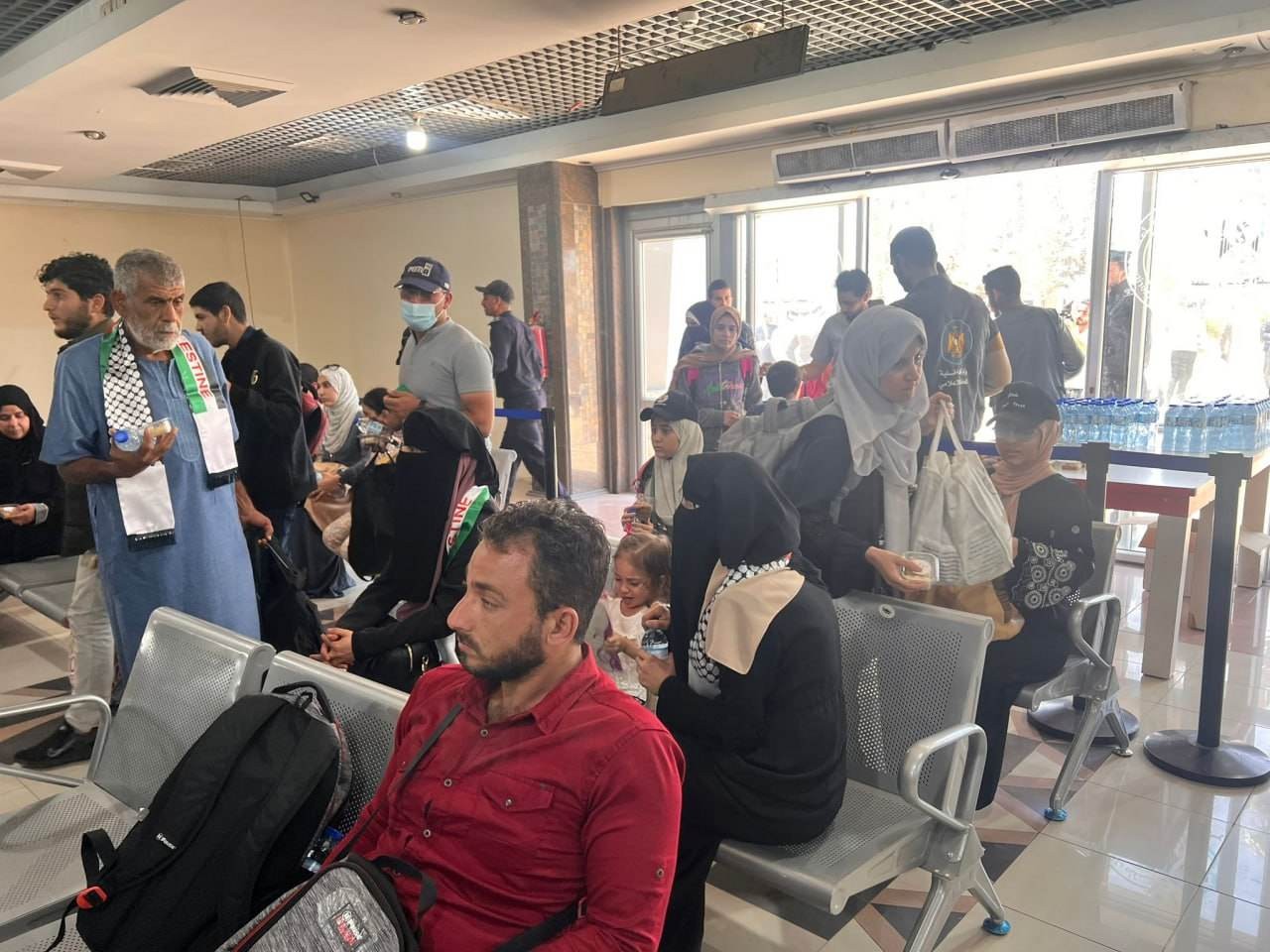 وصول الفوج الثاني من الطلبة والمواطنين العائدين من السودان إلى غزّة عبر معبر رفح