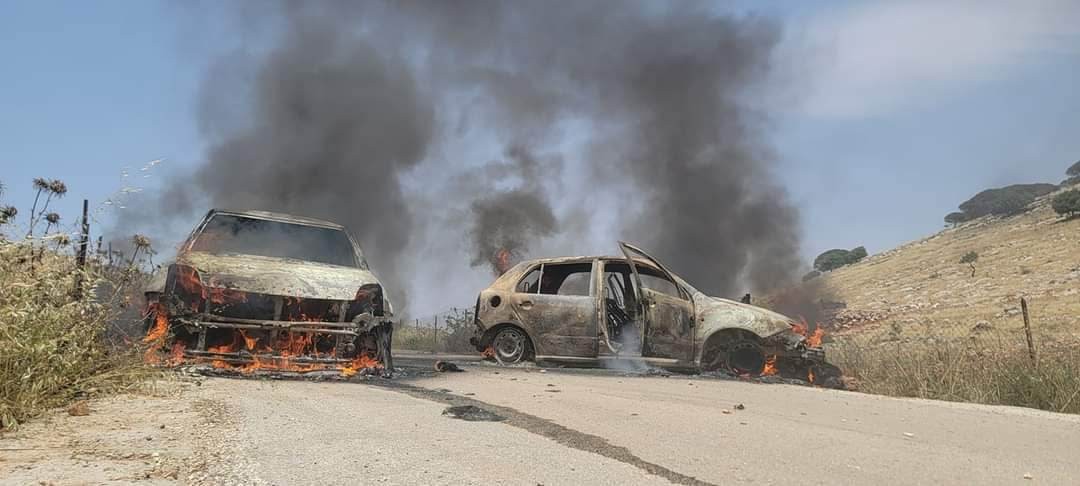 إصابة خطيرة وإحراق مركبات في اعتداء للاحتلال والمستوطنين على المزارعين شرق رام الله