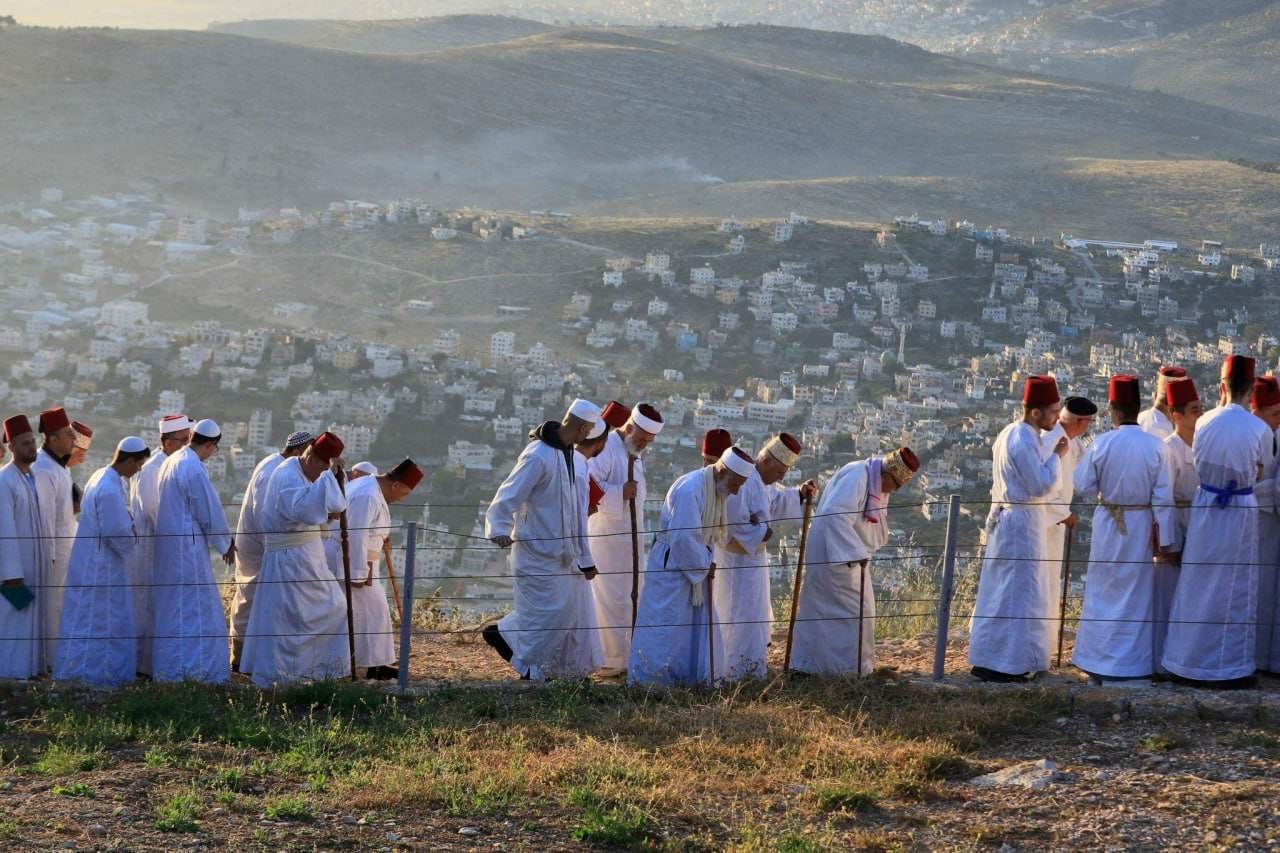 السامريون يحجون إلى قمة جرزيم بنابلس في عيد "الفسح"