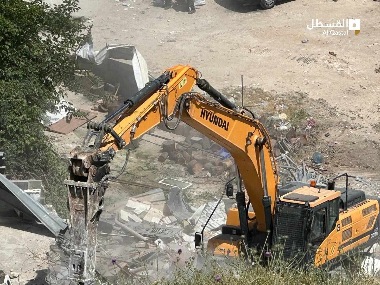 الاحتلال يهدم بناية سكنية في بلدة سلوان