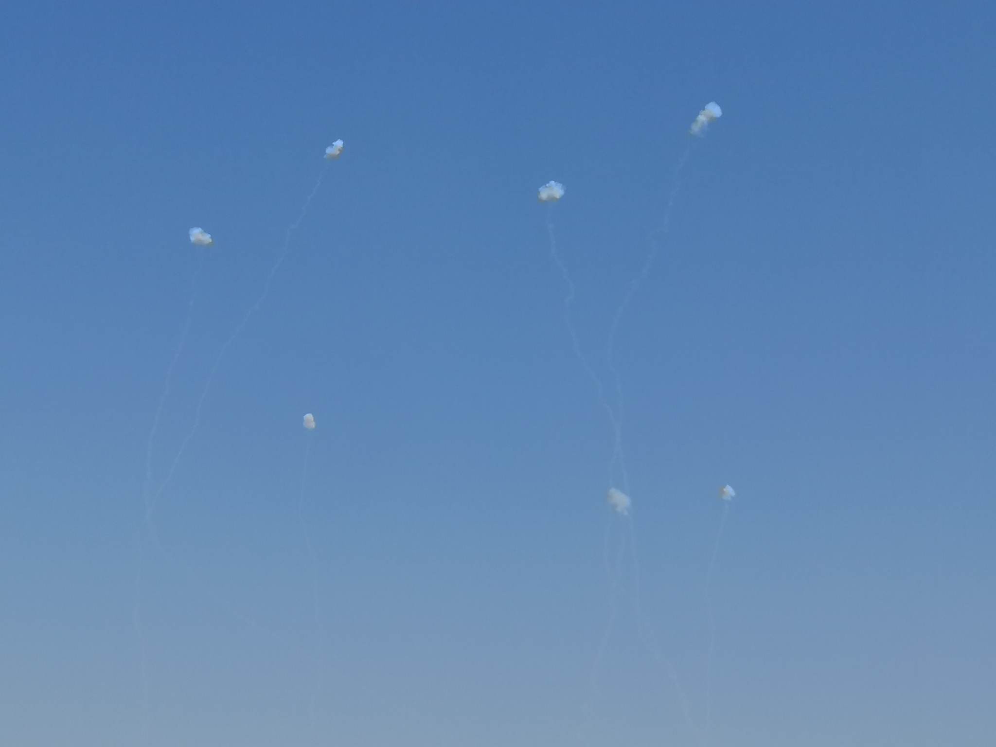 بالفيديو والصور: إطلاق رشقات صاروخية من غزّة باتجاه تل أبيب ومستوطنات الغلاف