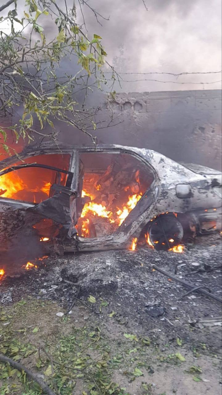 بالصور: شهيدان في قصف "إسرائيلي" استهدف سيارة مدنية جنوب قطاع غزّة