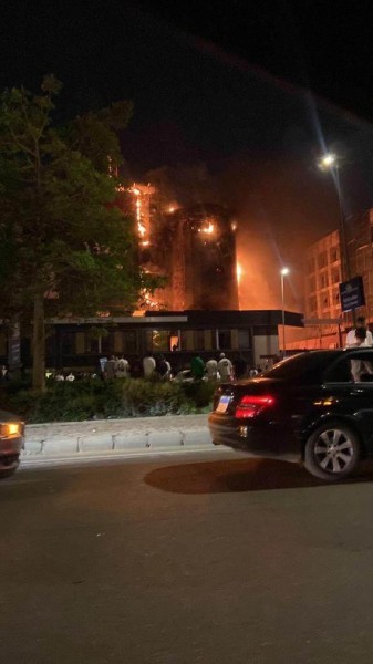 اندلاع حريق ضخم داخل مركز تجاري بالقاهرة