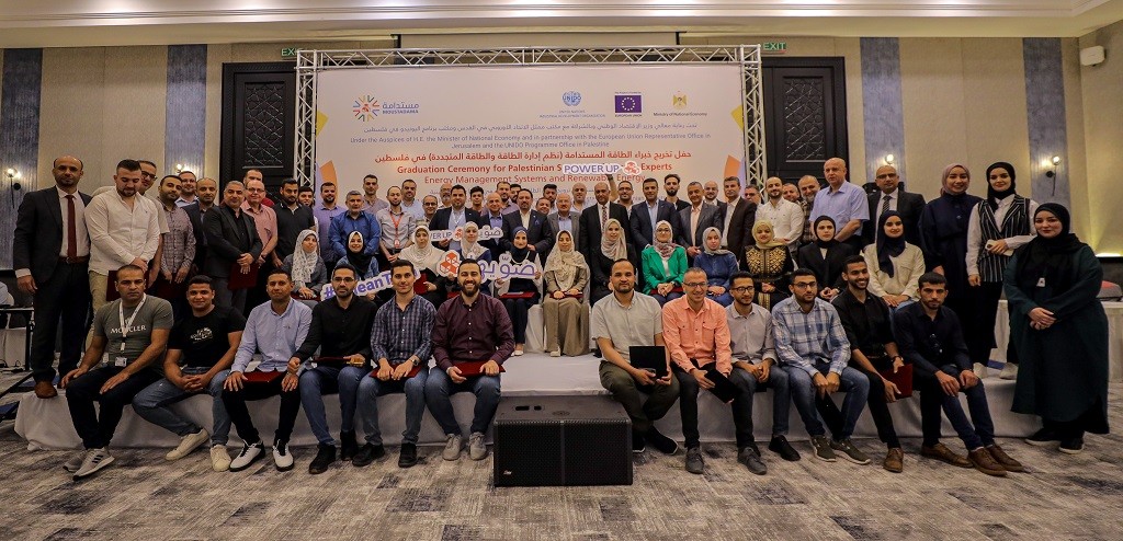 "مستدامة" يحتفل بالخريجين من خبراء الطاقة المستدامة في الضفة وغزة