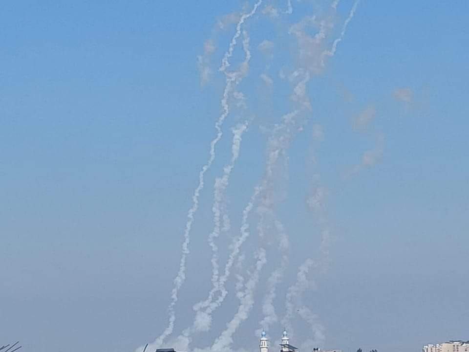 شاهد: إطلاق صواريخ من غزّة وصافرات الإنذار تُدوي في مستوطنات الغلاف
