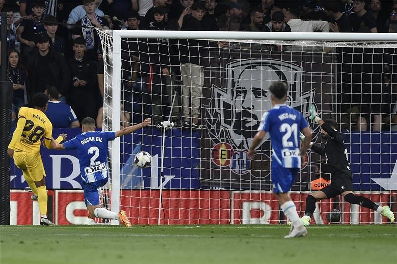 بالصور : برشلونة يسحق اسبانيول ويتوج بطلا للدوري الاسباني