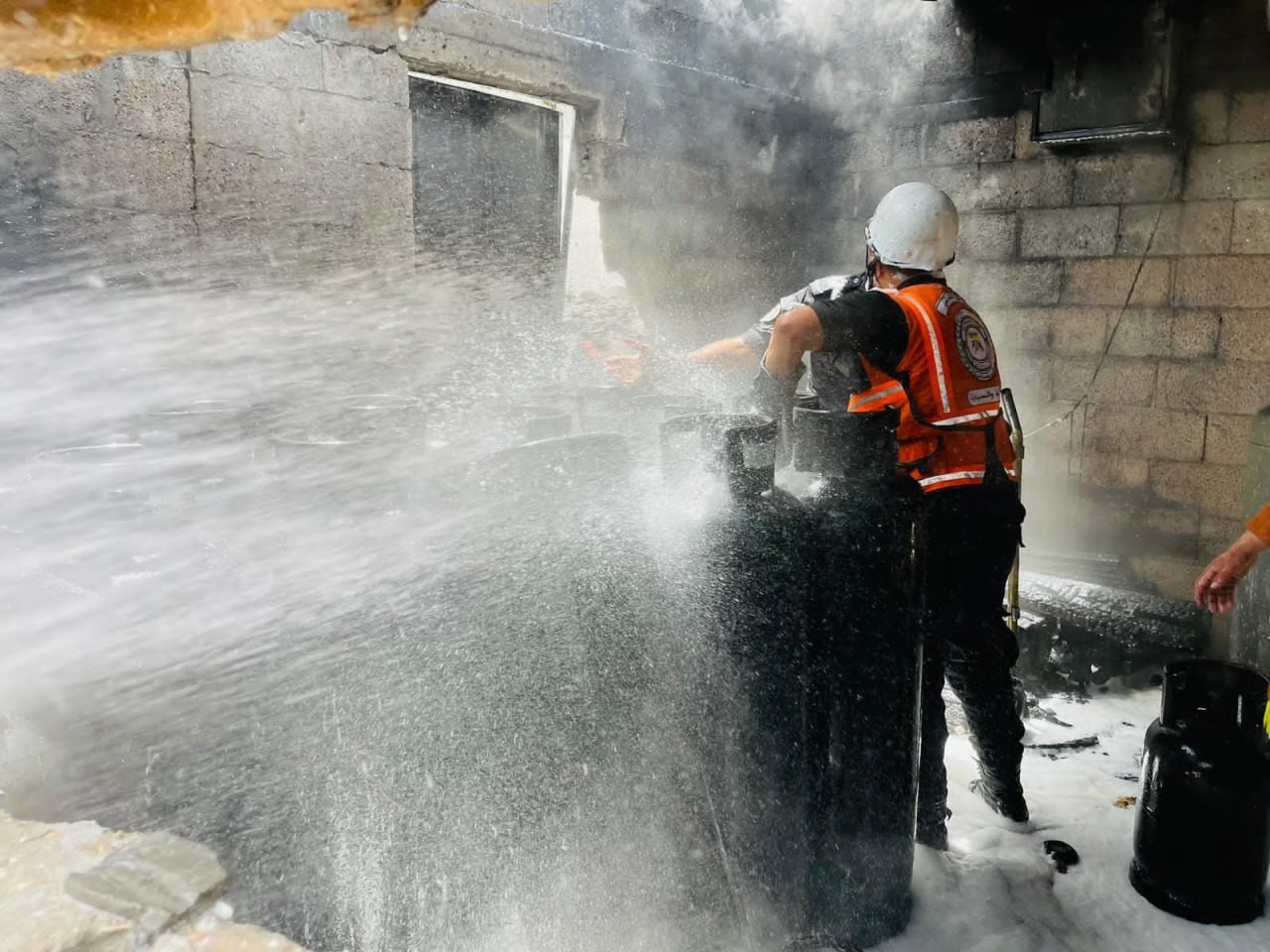  الدفاع المدني بغزّة يتمكن من السيطرة على حريق شبَّ داخل نقطة عشوائية لتعبئة الغاز