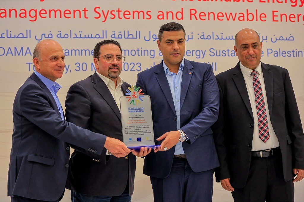 "مستدامة" يحتفل بالخريجين من خبراء الطاقة المستدامة في الضفة وغزة