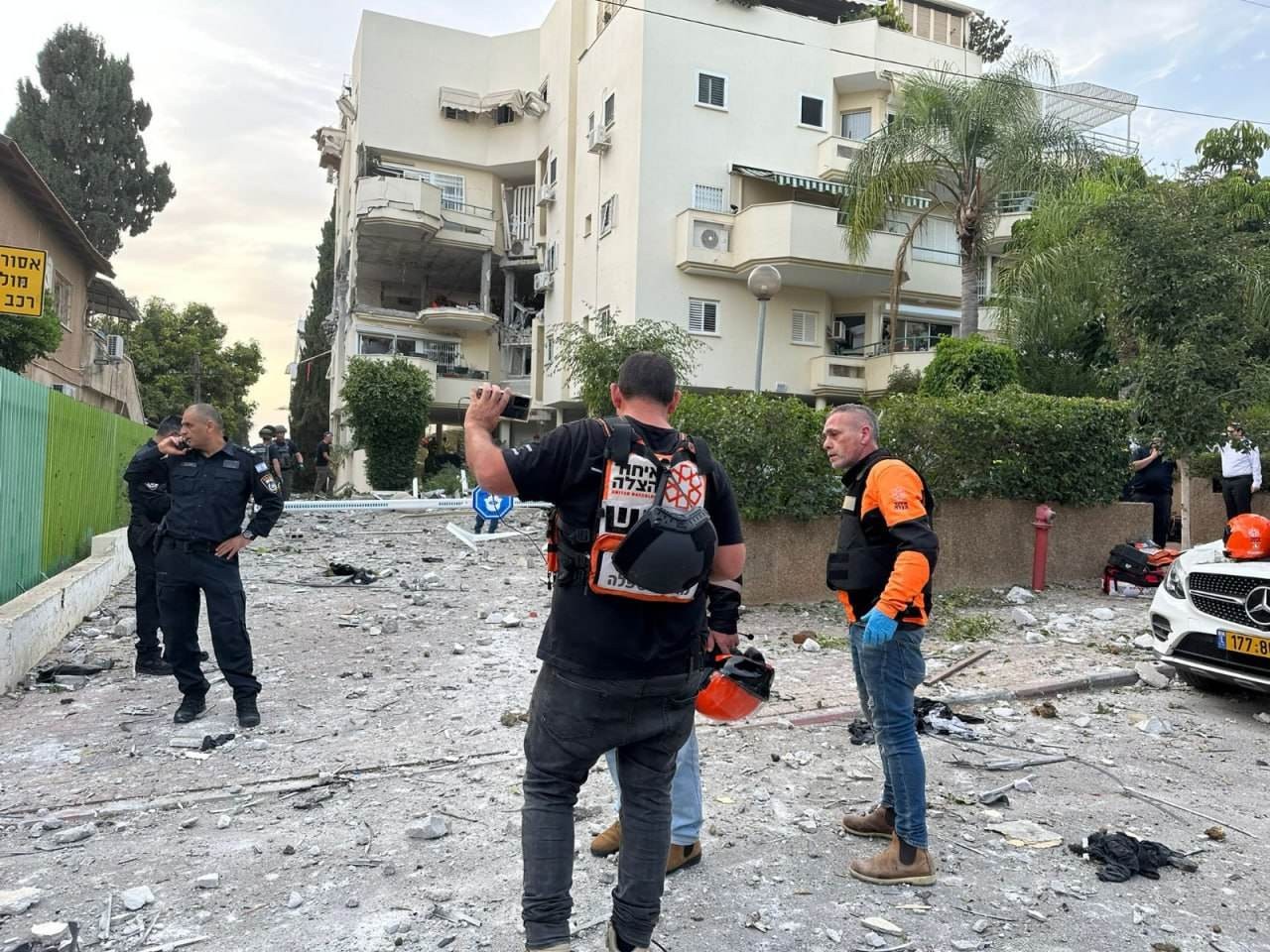 بالفيديو: مقتل مستوطن وإصابة آخرين في تل أبيب جراء سقوط صواريخ أُطلقت من غزّة