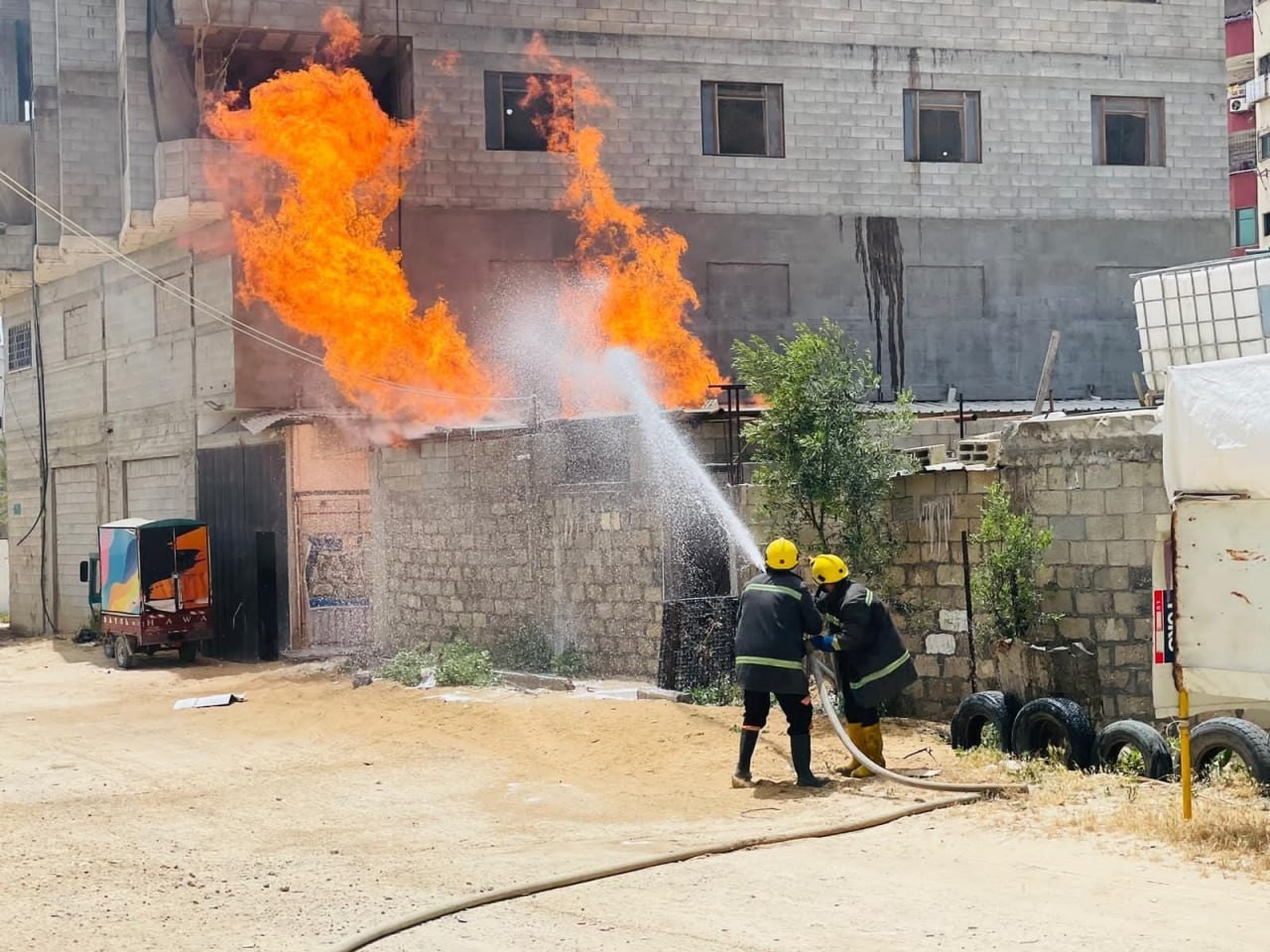  الدفاع المدني بغزّة يتمكن من السيطرة على حريق شبَّ داخل نقطة عشوائية لتعبئة الغاز
