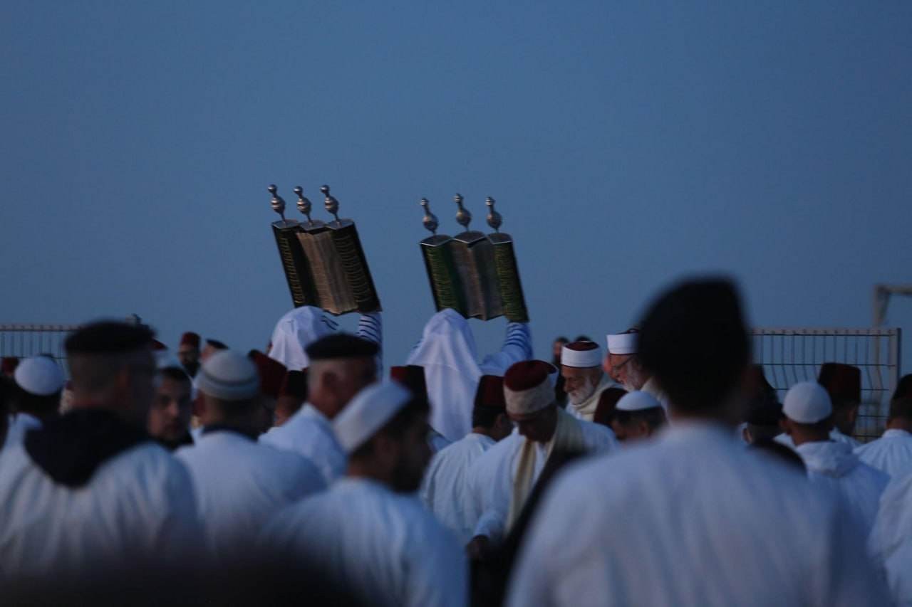 السامريون يحجون إلى قمة جرزيم بنابلس في عيد "الفسح"
