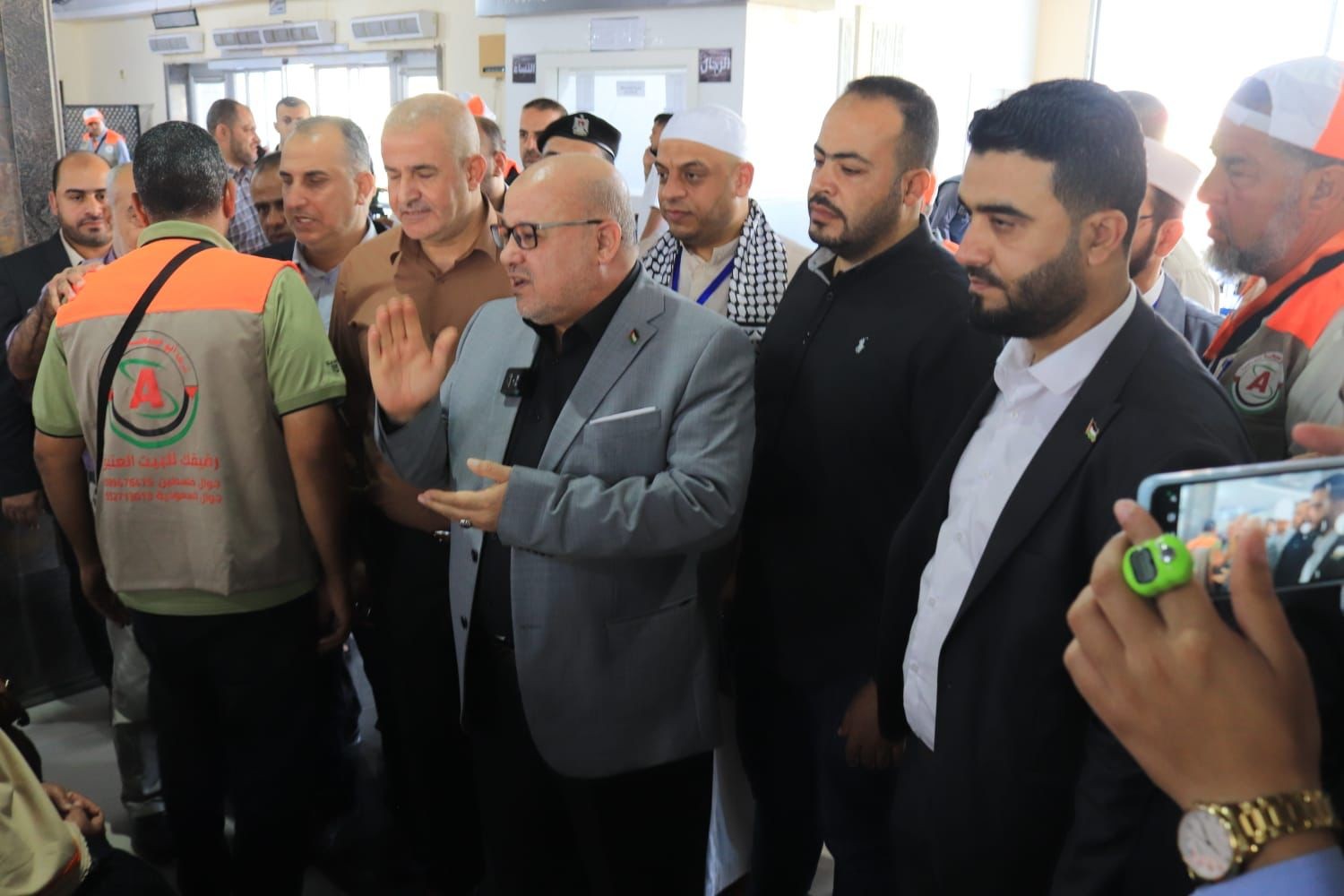 غزة: الدعليس يُشارك في وداع الفوج الأول من الحجاج عقب عودته من القاهرة