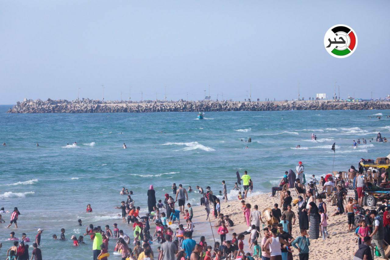 عدسة وكالة "خبر" ترصد إقبال المواطنين على بحر غزة اليوم في ظل الأجواء الحارة