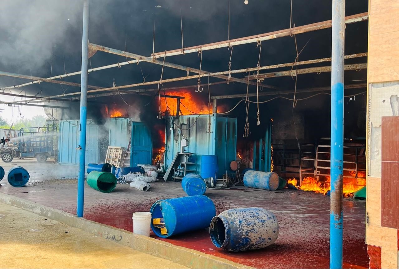 الدفاع المدني يُخمد حريقاً بمزرعة دواجن شمال غزة