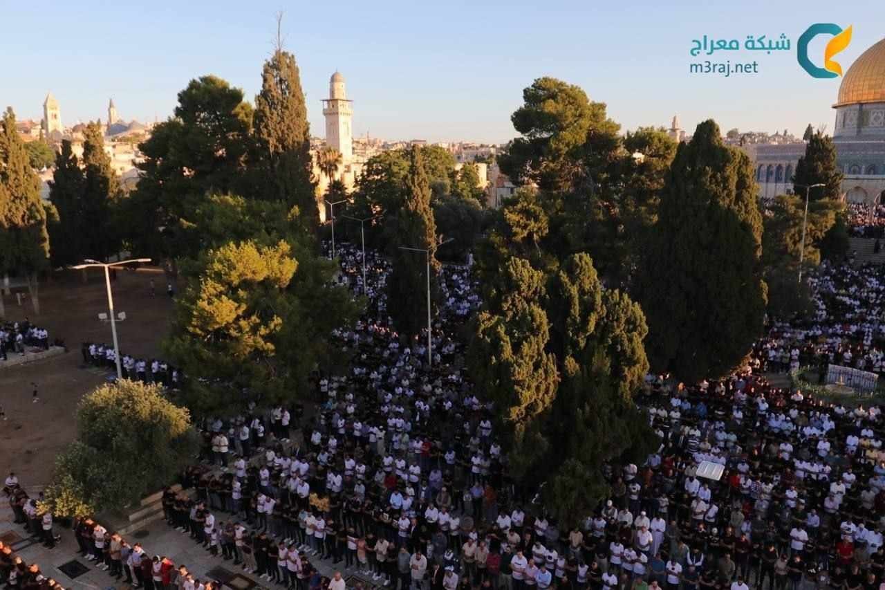 شاهد: آلاف الفلسطينيين يؤدون صلاة عيد الأضحى في المسجد الأقصى