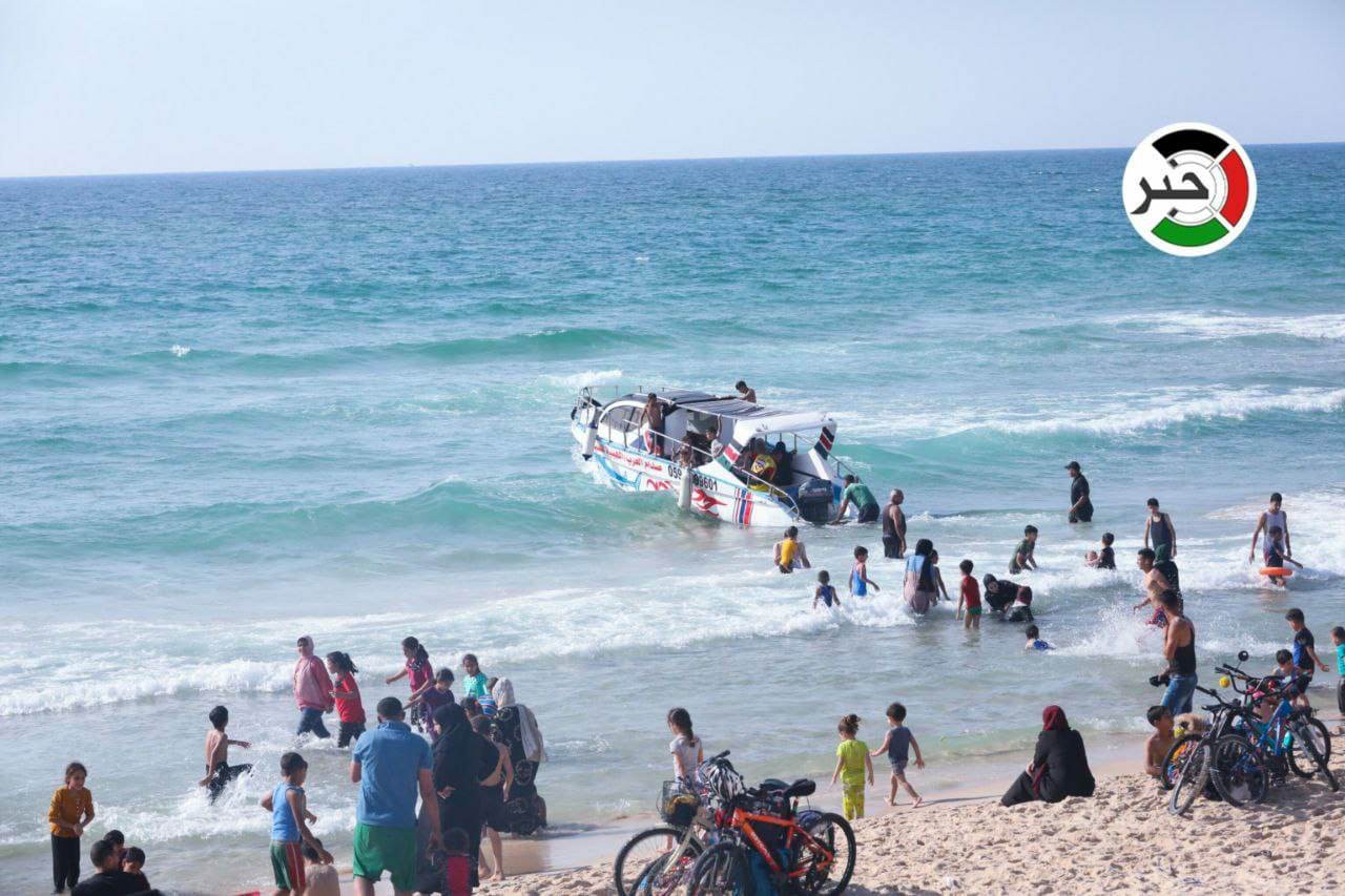 عدسة وكالة "خبر" ترصد إقبال المواطنين على بحر غزة اليوم في ظل الأجواء الحارة