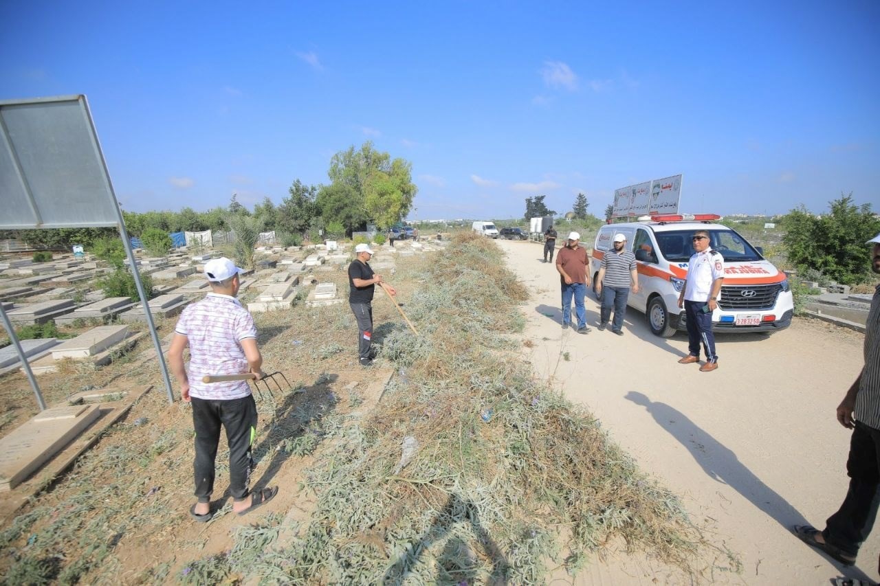 غزة: نزلاء مراكز الإصلاح والتأهيل يُشاركون في حملة تطوعية لتنظيف مقبرة الشهداء