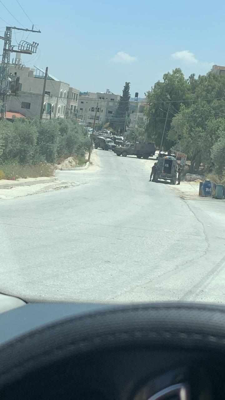 الاحتلال يُحاصر منزلًا في قرية عوريف جنوب نابلس