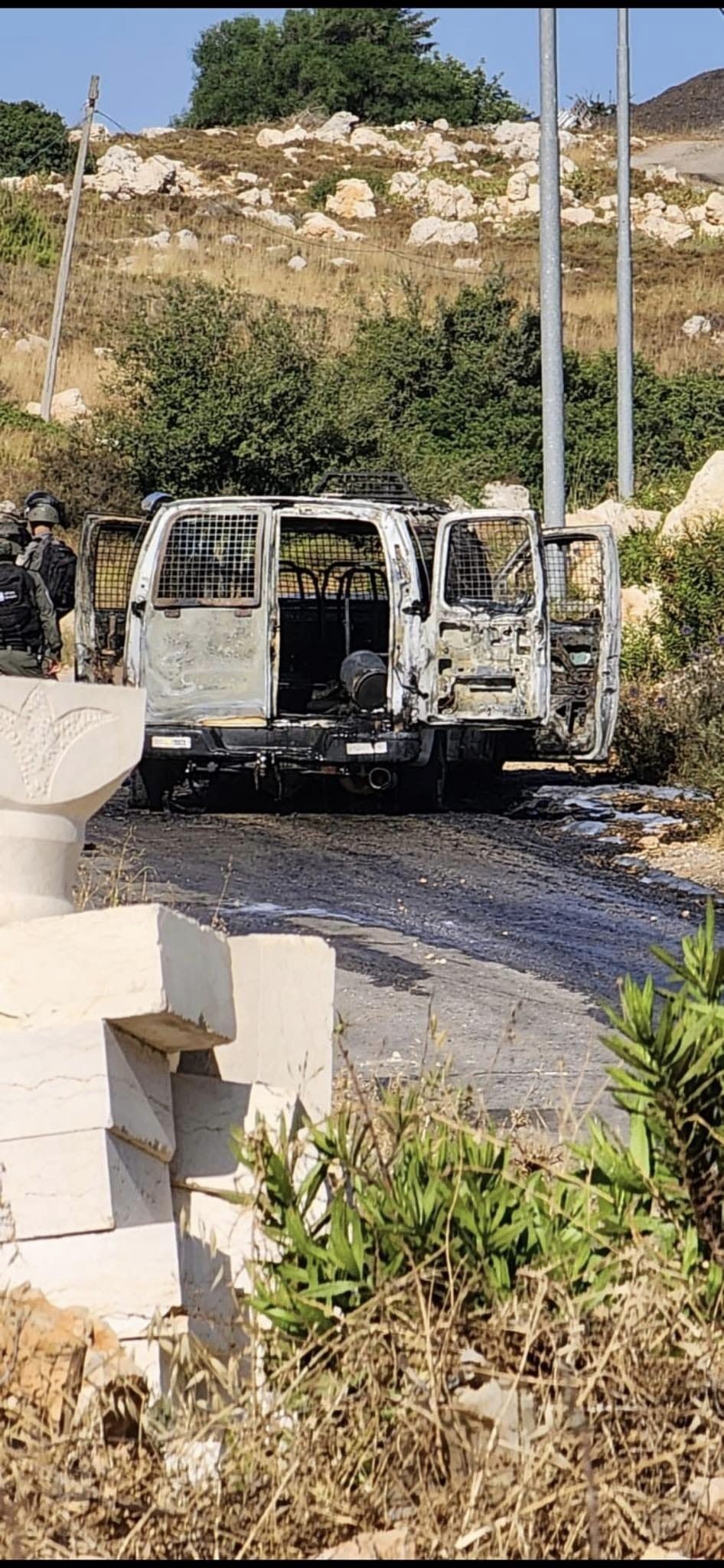 بالفيديو والصور: إحراق مركبة عسكرية للاحتلال خلال مواجهات في أم صفا