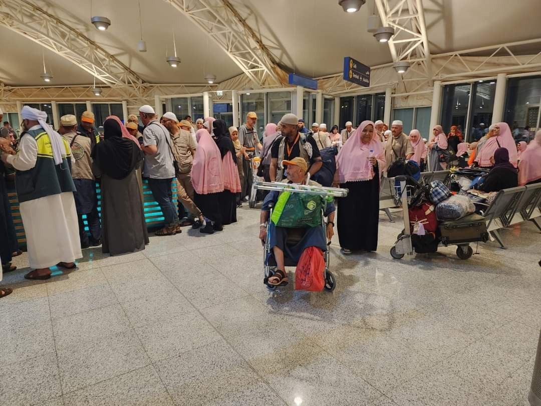 بالصور: الفوج الأول من حجاج قطاع غزة يصل مطار القاهرة