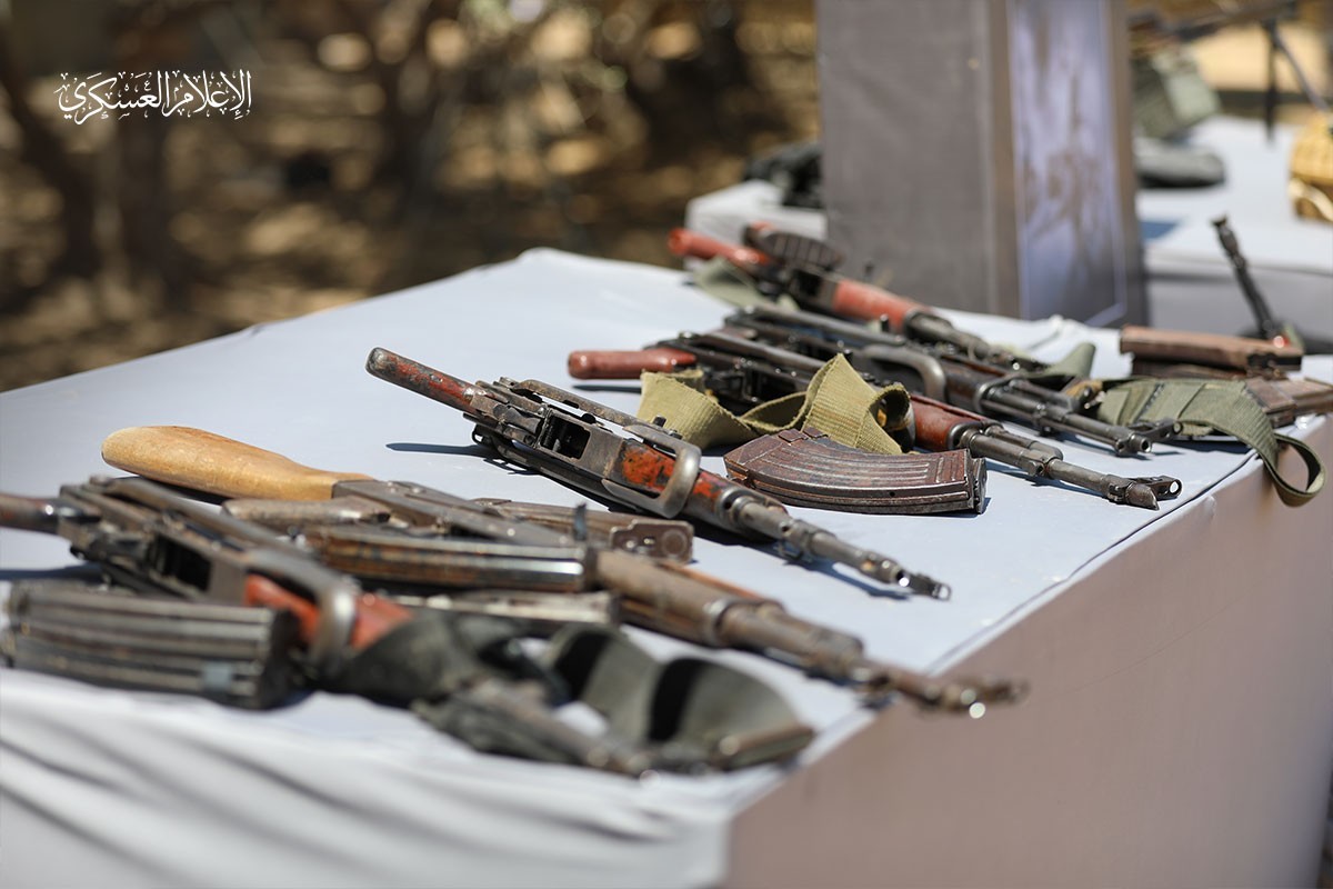 شاهد: كتائب القسام تنشر صور الأسلحة المستخدمة في عملية أبو مطيبق