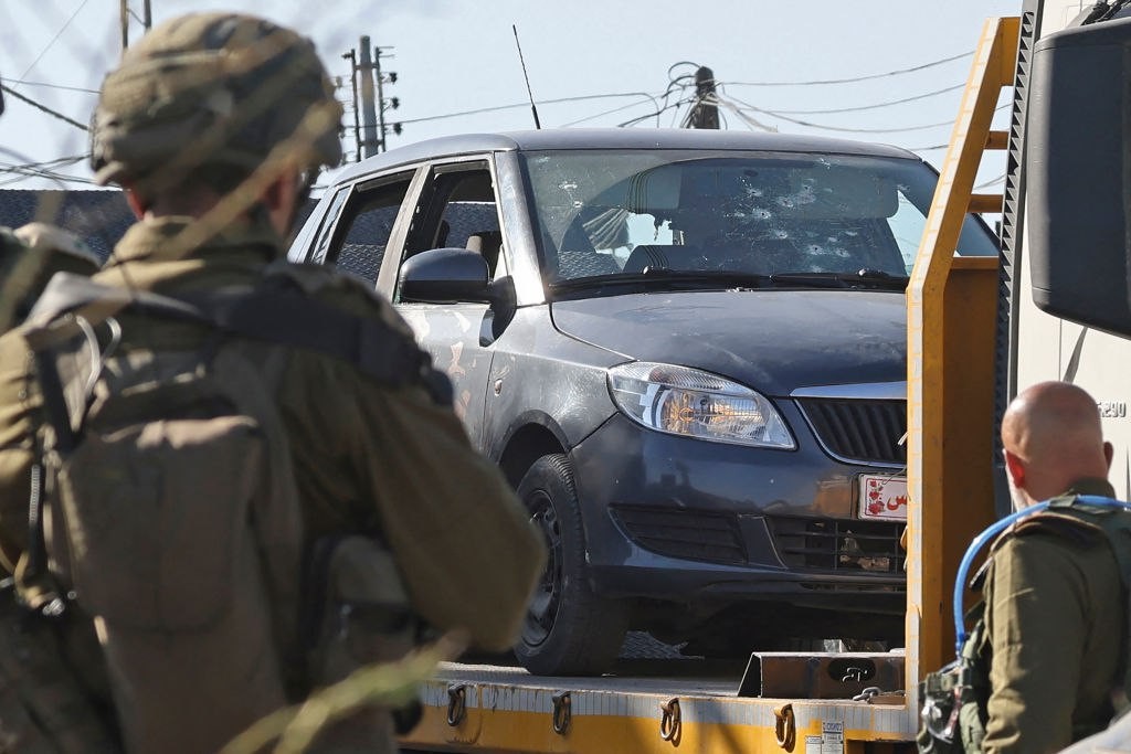 الاحتلال يغتال 3 شبان داخل سيارتهم عند بوابة الطور جنوب نابلس