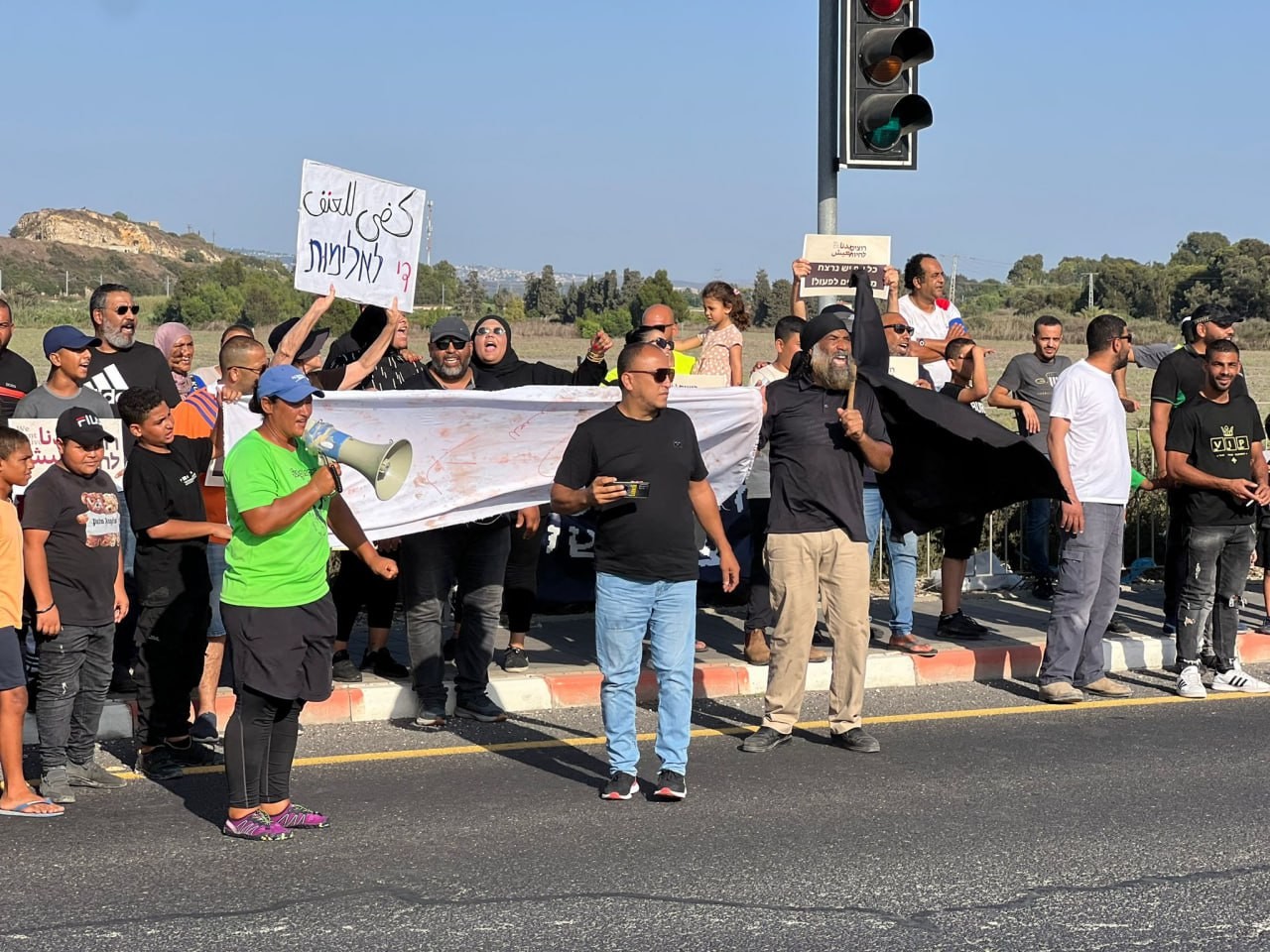 أهالي جسر الزرقاء يتظاهرون احتجاجًا على تقاعس شرطة الاحتلال في مكافحة الجريمة