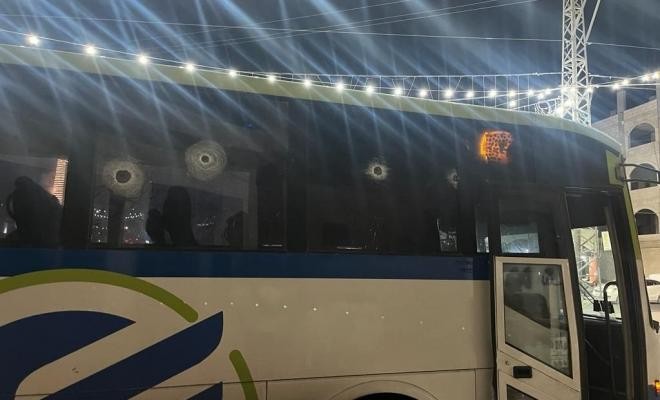 بالصور: إطلاق نار على حافلة "إسرائيلية" في نابلس والاحتلال يغلق المنطقة