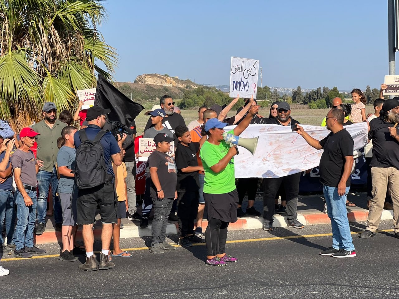 أهالي جسر الزرقاء يتظاهرون احتجاجًا على تقاعس شرطة الاحتلال في مكافحة الجريمة