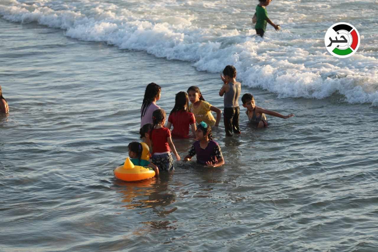 عدسة وكالة "خبر" ترصد إقبال المواطنين على بحر قطاع غزة اليوم
