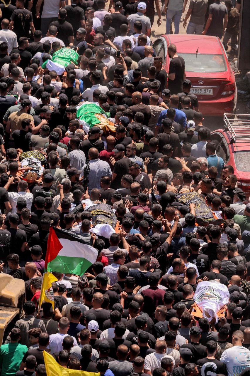 أهالي مخيم جنين يُشيعون جثامين شهداء العدوان الإسرائيلي الأخير