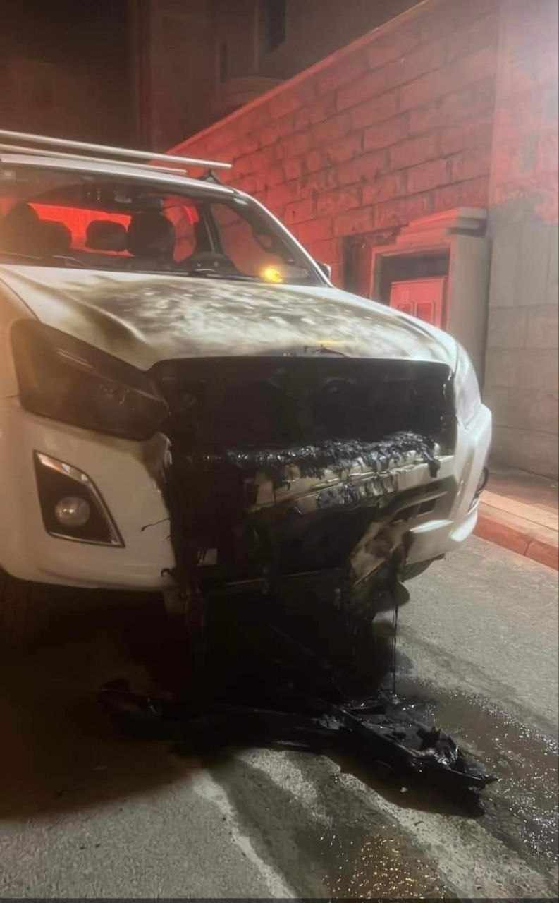 مستوطنون يحرقون مركبات ويخطّون شعارات عنصرية في أبو غوش