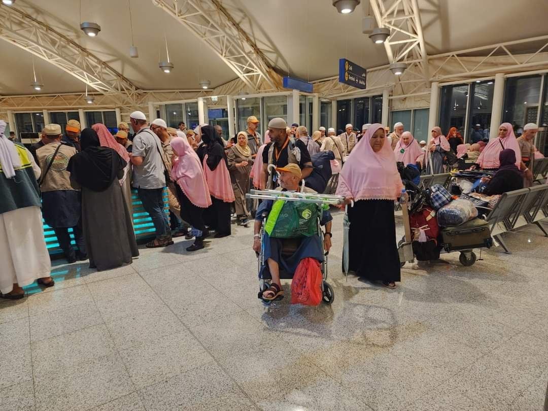 بالصور: الفوج الأول من حجاج قطاع غزة يصل مطار القاهرة