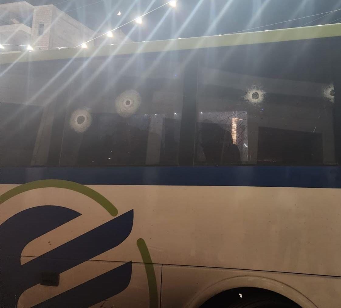 بالصور: إطلاق نار على حافلة "إسرائيلية" في نابلس والاحتلال يغلق المنطقة