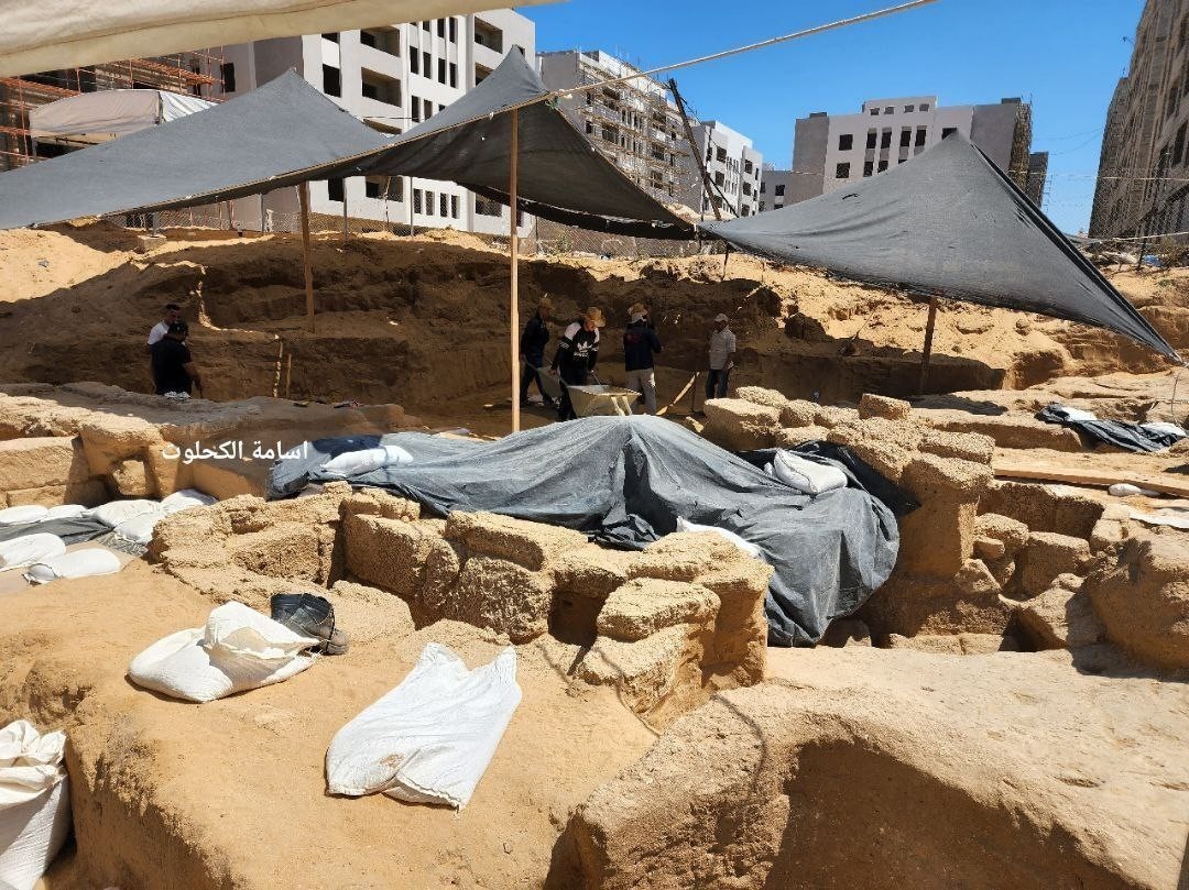 سياحة غزة تعثر على تابوت أثري داخل المقبرة الرومانية