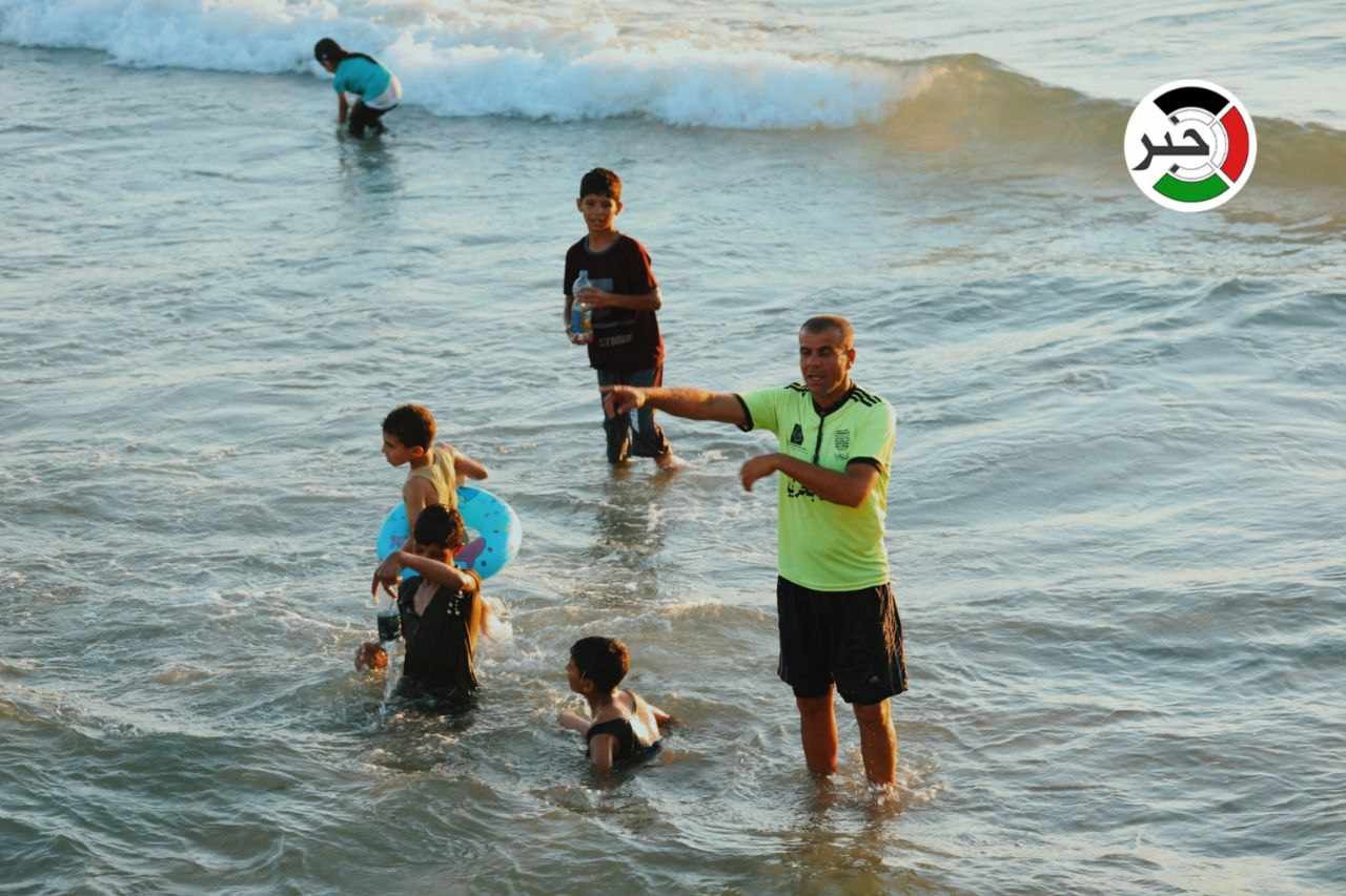 عدسة وكالة "خبر" ترصد إقبال المواطنين على بحر قطاع غزة اليوم