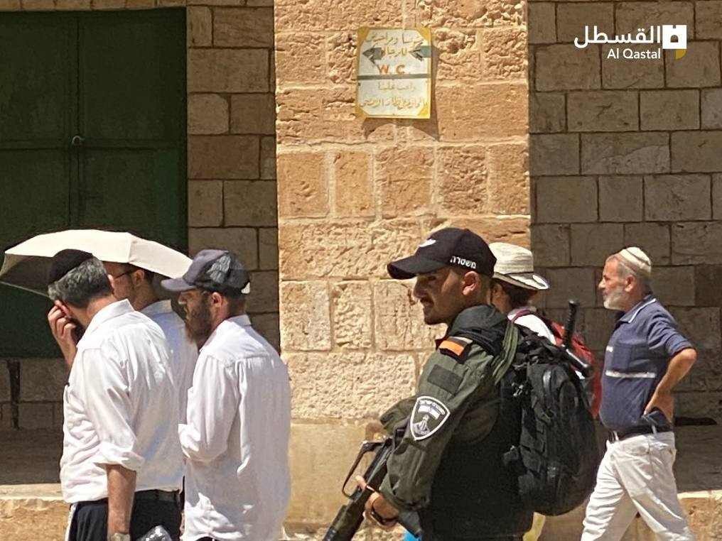 عشرات المستوطنين المتطرفين يقتحمون باحات الأقصى