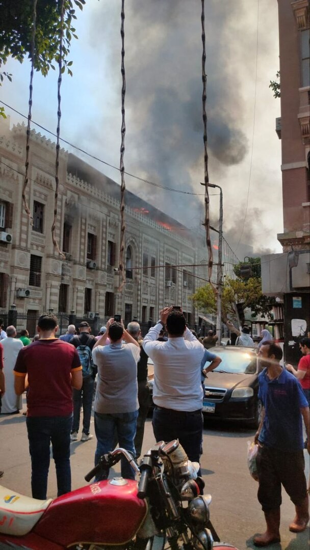 اندلاع حريق هائل في مبنى وزارة الأوقاف المصرية بالقاهرة