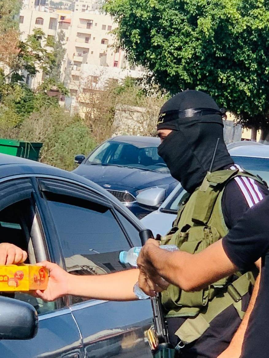 شاهد: توزيع الحلويات في غزة وطولكرم ابتهاجاً بعملية حوارة