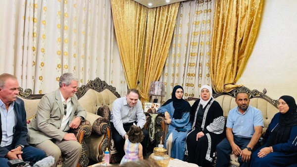 بالصور: مسؤول أمريكي يزور بلدتي ترمسعيا وسنجل في رام الله