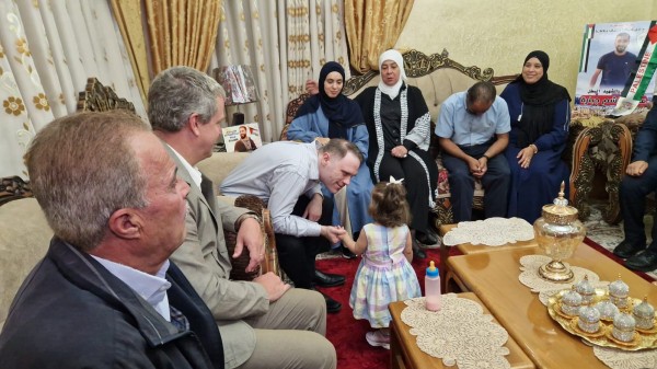 بالصور: مسؤول أمريكي يزور بلدتي ترمسعيا وسنجل في رام الله