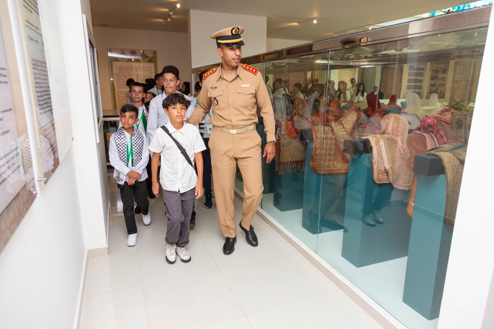 أطفال القدس يزورون مقرات الحرس الملكي في الرباط 