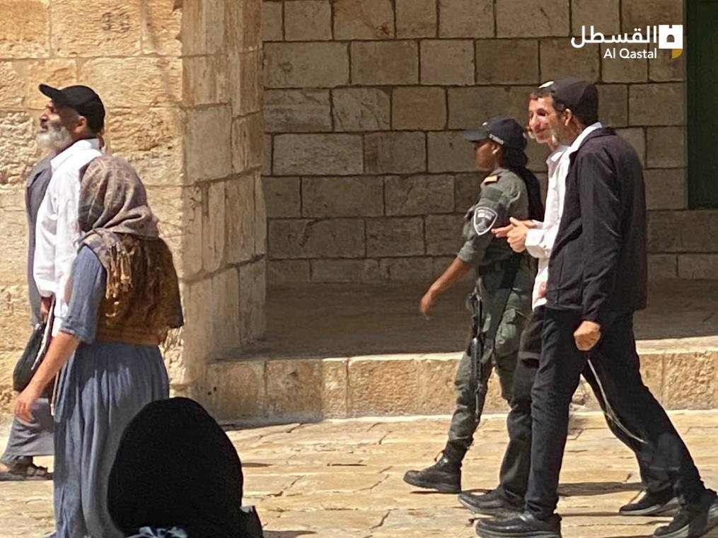 عشرات المستوطنين المتطرفين يقتحمون باحات الأقصى