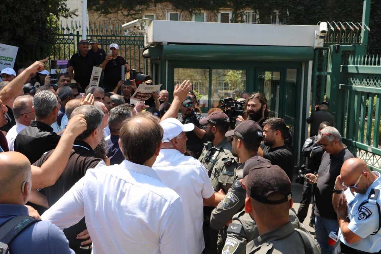 شرطة الاحتلال تعتدي على مظاهرة السلطات المحلية العربية بالقدس وتعتقل رئيس مجلس المزرعة