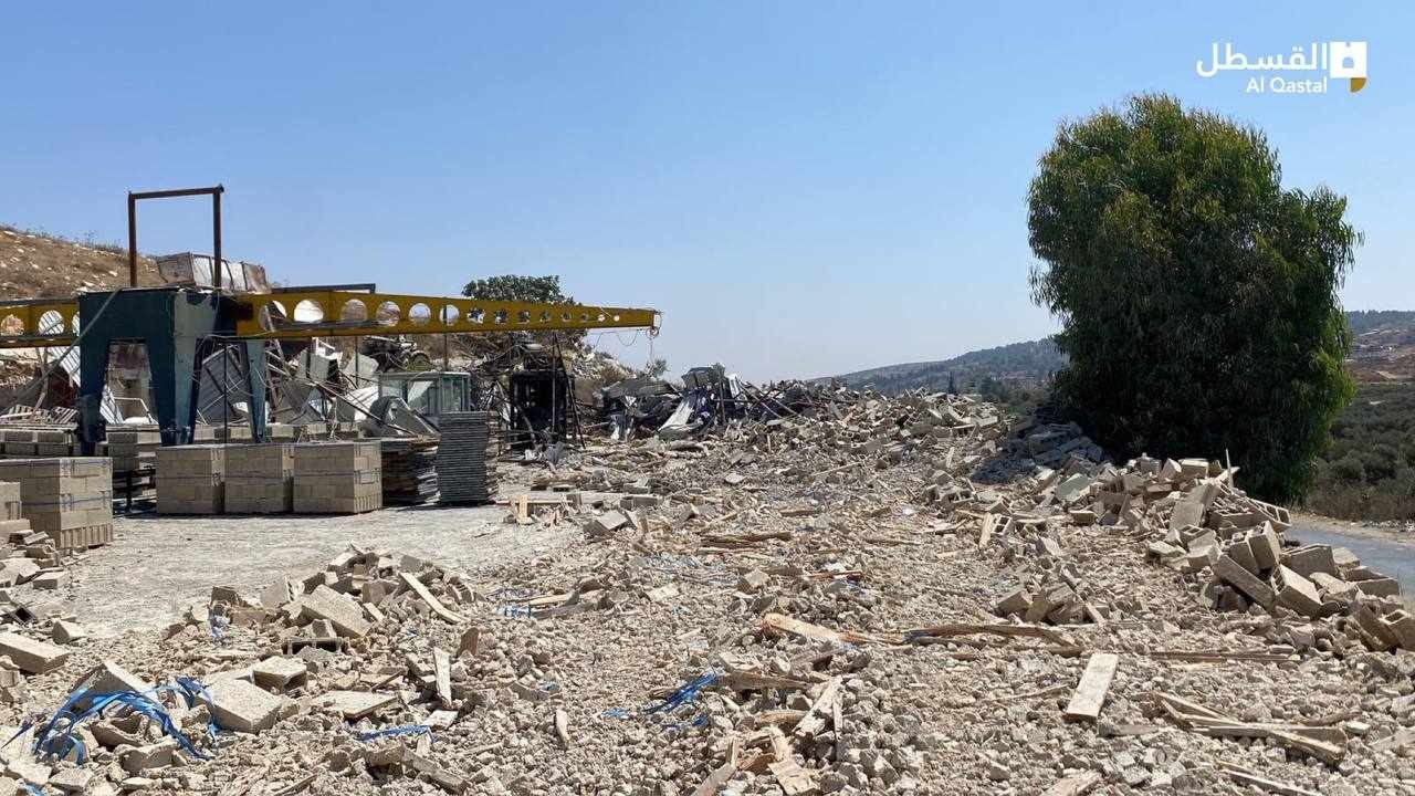 الاحتلال يهدم منزلًا ومصنعًا للطوب في بلدة بِدو بالقدس المحتلة