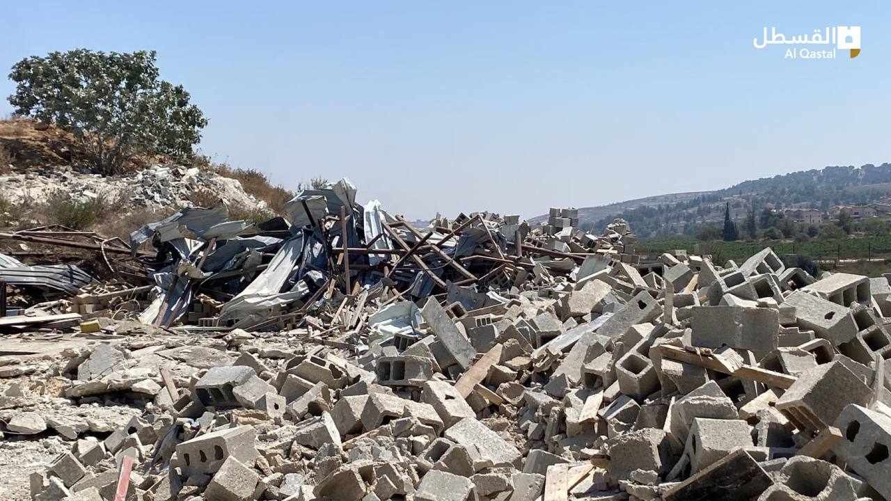 الاحتلال يهدم منزلًا ومصنعًا للطوب في بلدة بِدو بالقدس المحتلة