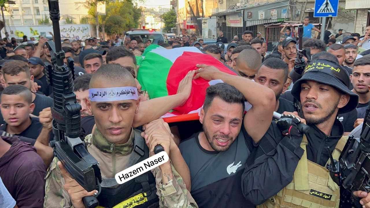 أهالي مخيم طولكرم يُشيعون جثمان الشهيد عبد القادر زقدح